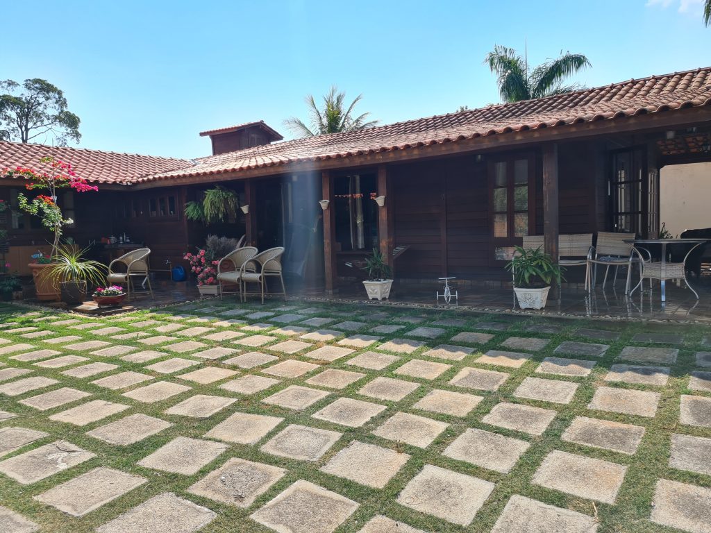 Linda casa  totalmente conservada e  reformada