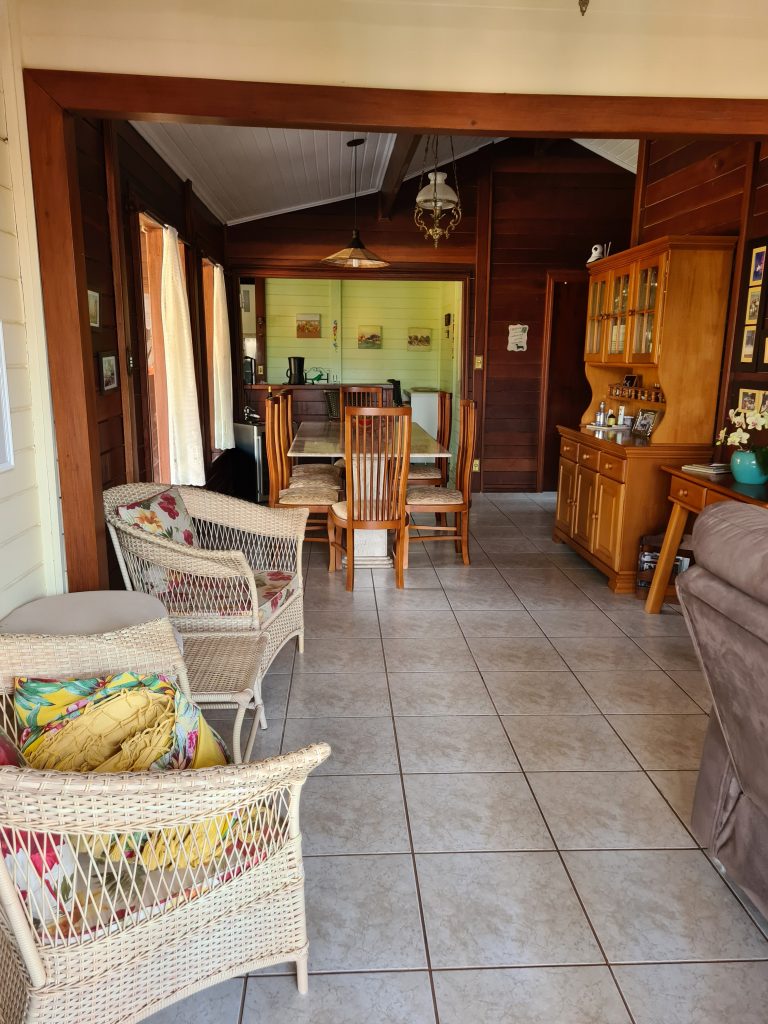 Linda casa  totalmente conservada e  reformada