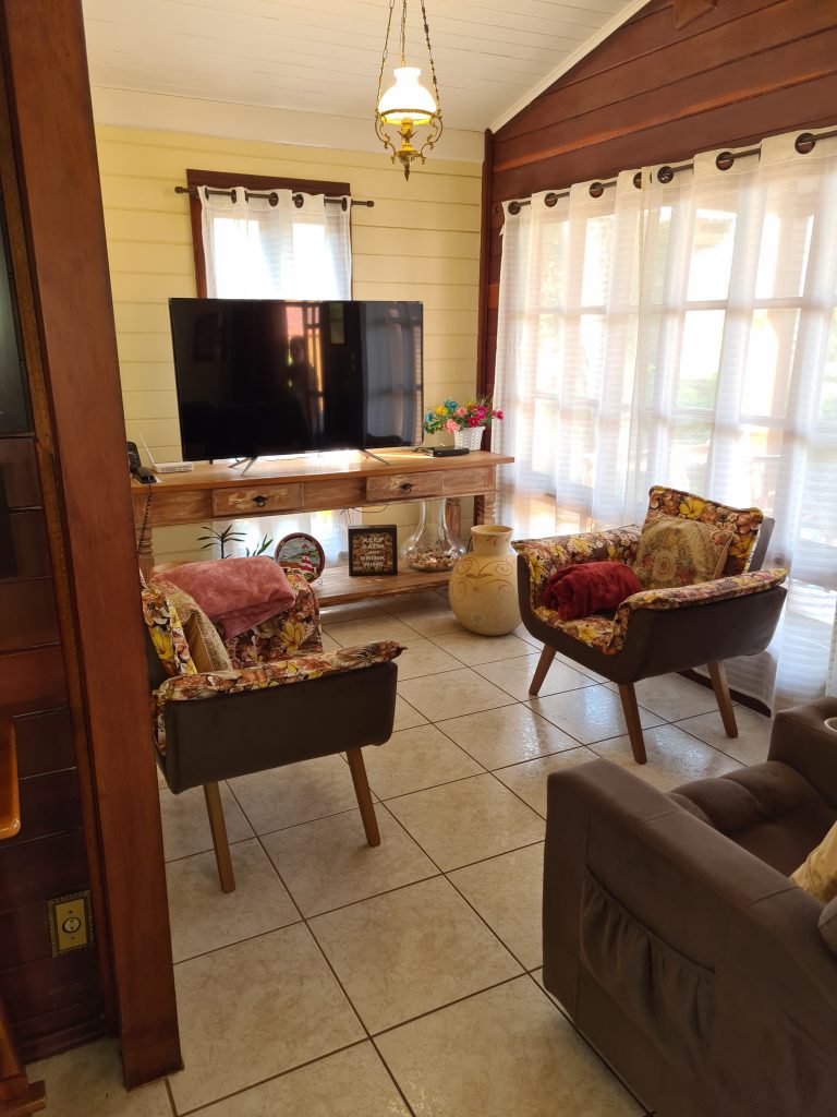 Linda casa  totalmente conservada e  reformada