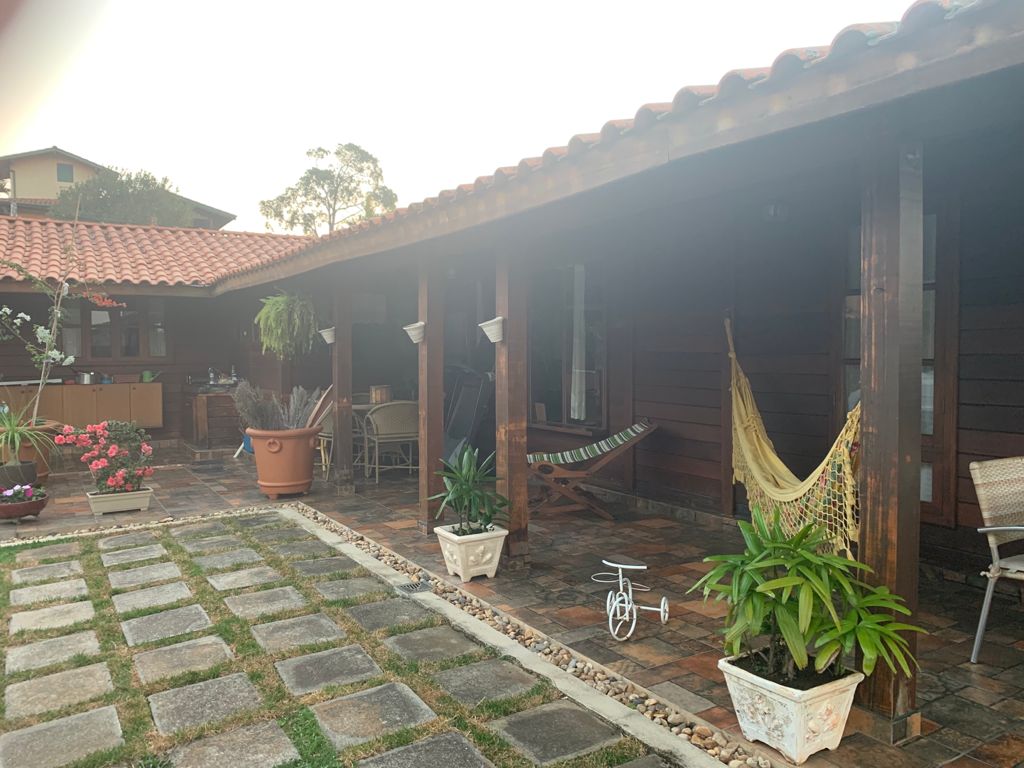 Linda casa  totalmente conservada e  reformada